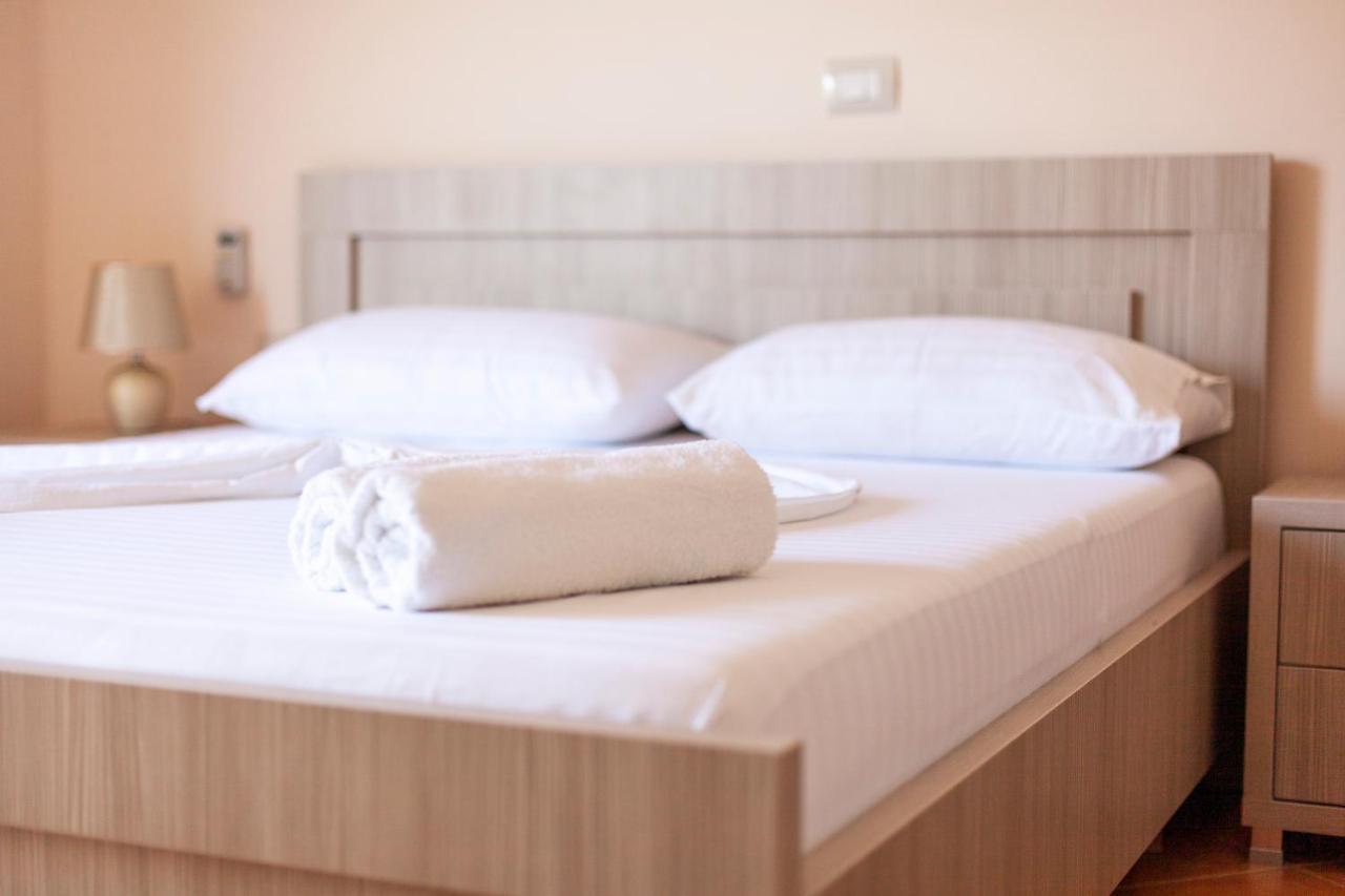 Toni Retzo Rooms Himarë Dış mekan fotoğraf
